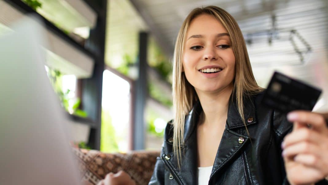 Comment avoir une carte bancaire quand on est mineur ?